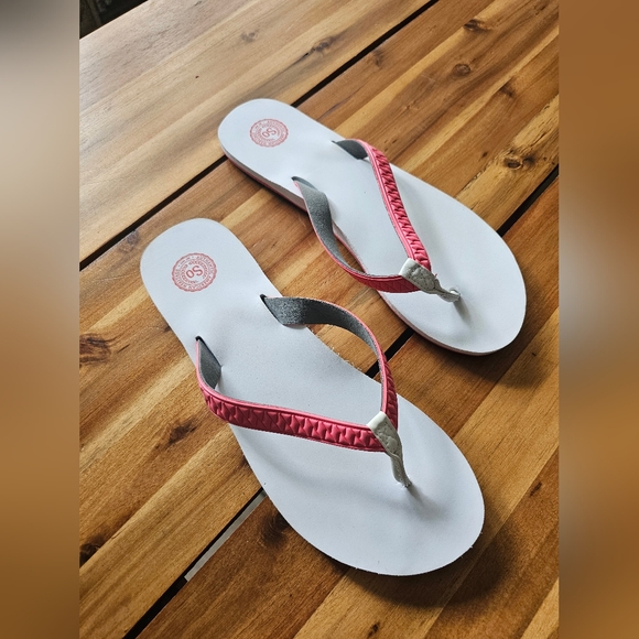 NWOT Authentic American Heritage White and Pink Flip Flops - Picture 3 of 7